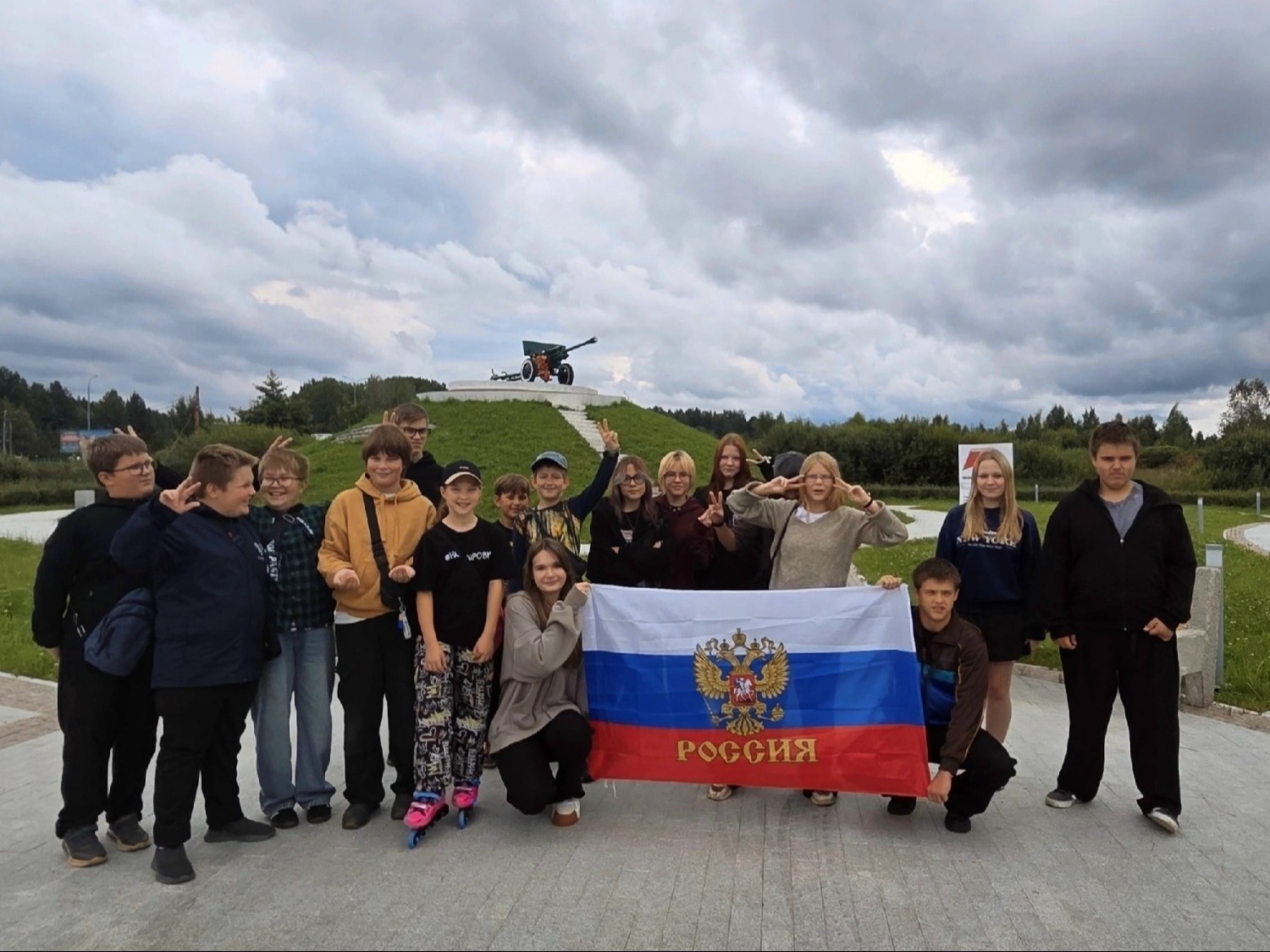 В честь Дня Государственного флага Российской Федерации.